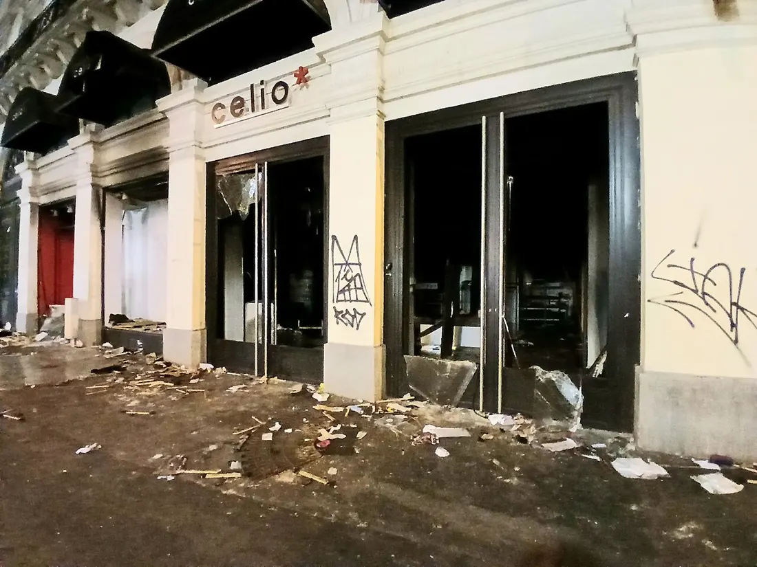 Devanture d'un magasin pillé aux portes vitrées brisées, porte Saint-Denis à Paris, le 17 octobre 2026